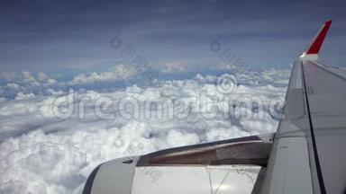 4K乘飞机旅行。 在美丽天空的飞行旅行中使用涡轮和飞机机翼