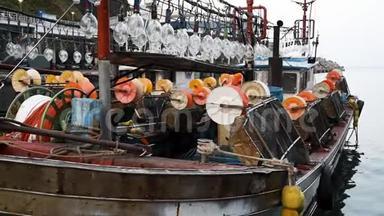 旧的生锈系泊锚绳与打结的航海绳。 韩国乌尔良多。 鱿鱼渔船停靠在乌列隆多东港。