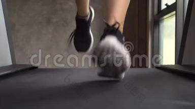 年轻女子在健身房跑步机上用无<strong>绑花</strong>边慢跑。 正面向上看