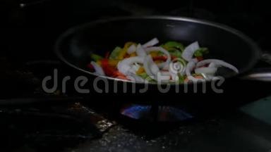 专业厨师兼消防.. 用<strong>明火</strong>在黑暗的背景下烹饪蔬菜和食物
