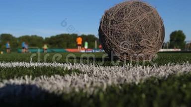 旧的尘土飞扬的球躺在足球场上