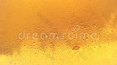 在一杯冷啤酒中气泡慢慢上升。