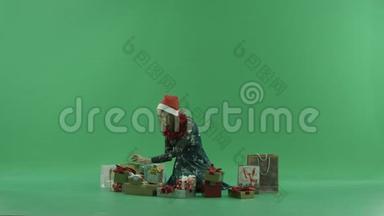 年轻女子正在寻找她的圣诞礼物和袋子在地板上，铬钥匙的背景