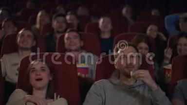 年轻人在电影院看电影。 电影人的情感