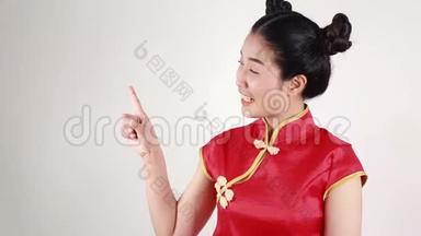 女人穿<strong>旗</strong>袍，手指中国新年的概念