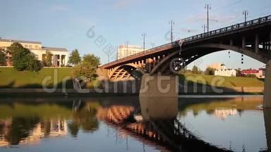 维捷布斯克，白俄罗斯。 基罗斯基大桥横跨德维纳河，国家学术戏剧剧院<strong>命名</strong>为雅库布科拉斯，教堂