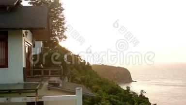 美丽的景色从飞行无人机的海湾和一个房子在度假村在山上日落。 3840x2160