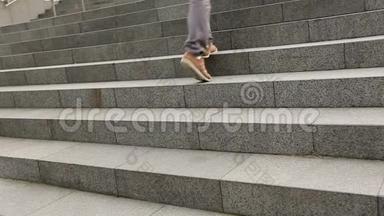 男脚穿着运动鞋上楼梯，学生步行上大学