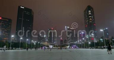 人们在广州的广场上走来走去。 夜晚大都市，色彩鲜艳的<strong>高楼大厦</strong>