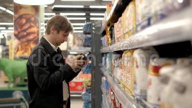 普通的中产阶级在超市里选择罐头食品，年轻人在商店杂货店里选择酱油