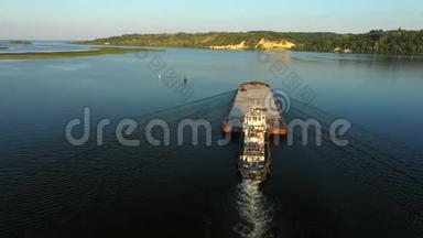 中欧夏季中河带<strong>干货</strong>驳船的空中视频河流推船