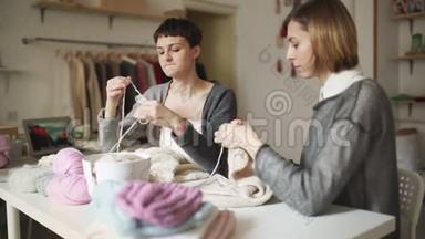 两个编织工在<strong>纺织车间</strong>工作。 编织的手