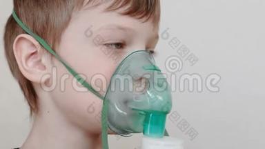 使用雾化器和吸入器进行治疗。 男孩通过吸入器面罩吸入。 前景。