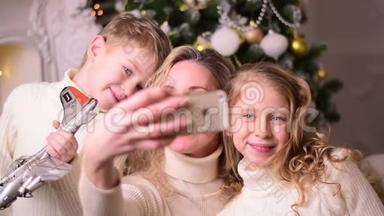 一家人带着两个孩子在圣诞节自拍