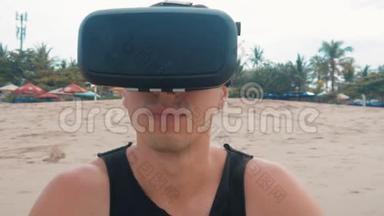 年轻人在海滩上使用虚拟现实眼镜。 在夏季旅游中使用VR耳机的人<strong>获得</strong>了经验
