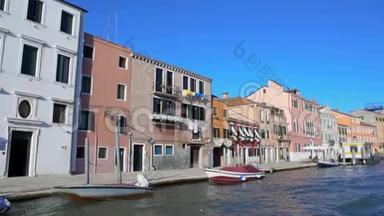 从威尼斯大运河上的帆船上可以看到五颜六色的建筑