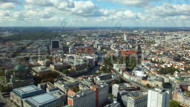 美丽的时光流逝，柏林的城市生活和多云的天空。 从电视塔观看