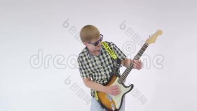音乐家摇滚乐手在白色工作室背景下演奏电吉他、舞蹈和鳄鱼