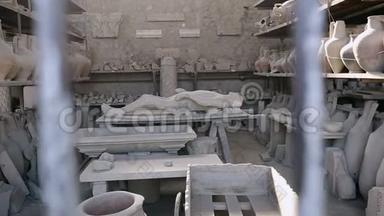 庞贝城的石膏模型受害者躺在<strong>桌子</strong>上，周围是古老的<strong>圆形</strong>剧场