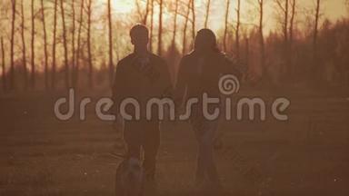 两个情人和索波克来到一个美丽的日落背景。