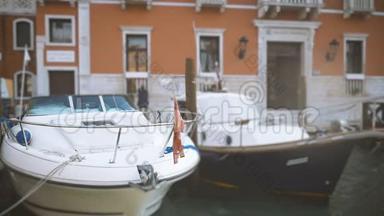 停泊在威尼斯大运河上的船只