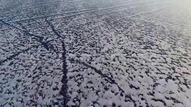 在寒冷的冬季天气下，贝<strong>加</strong>尔湖上有雪装饰的冰冻美丽湖泊的4K<strong>视频</strong>。 冰湖上拍摄的雪质地