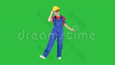 女建筑工人在绿色屏幕上滑稽的舞蹈，Chroma键。
