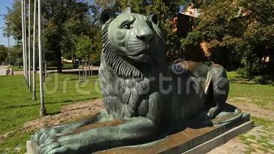 城市街道上<strong>躺着</strong>的大<strong>狮子</strong>雕像，动物的描绘，象征