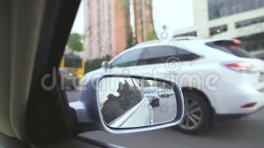 从移动汽车的视野，后视镜的倒影。 城市交通堵塞