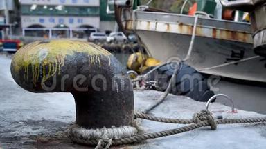 旧的生锈系泊锚绳与打结的航海绳。 韩国乌尔良多。 鱿鱼渔船停靠在乌列隆多<strong>东港</strong>。