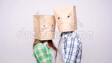 一对愁眉苦脸的夫妇头上戴着纸袋