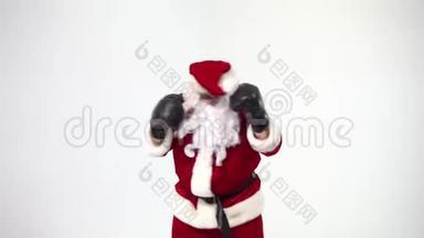 圣诞节。 白色背景上的圣诞老人戴着黑色<strong>拳击</strong>手套，完成了<strong>拳击</strong>。 <strong>拳击</strong>，<strong>拳击</strong>手。
