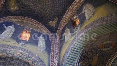 加拉普莱西亚陵墓的内部是一个装饰着瑞文纳彩色马赛克的礼拜堂