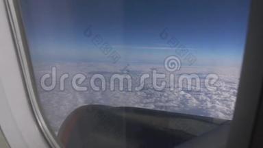 飞机飞行。 机翼在飞机的云层上方飞行。 乘飞机旅行。