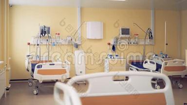 三张病床显示在一个医院单元的中间