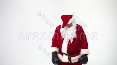 圣诞节。 白色背景上的圣诞老人戴着黑色拳击手套，完成了拳击。 拳击，拳击手。