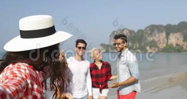女孩欢迎人们团体在沙滩上自助拍照手机快乐度假游客