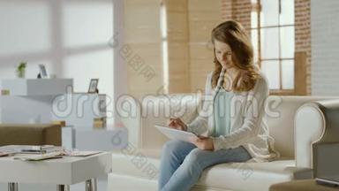 女孩在平板电脑上滚动图片，浏览，<strong>缩放照片</strong>
