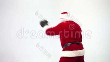 圣诞节。 白色背景上的圣诞老人戴着黑色拳击手套，拳打脚踢。 拳击，拳击手。