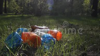 山的塑料瓶，<strong>垃圾</strong>，<strong>垃圾</strong>躺在大自然的森林里，<strong>垃圾</strong>在树林里，塑料