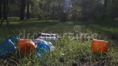 山的塑料瓶，垃圾，垃圾躺在大自然的森林里，垃圾在树林里，塑料