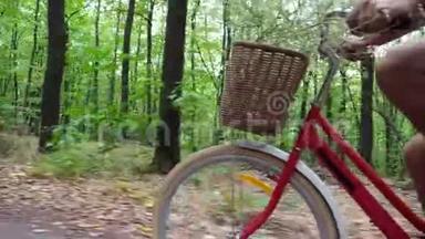 一个特写自行车轮配花篮，在移动的同时，公脚扭脚踏板.. 在夏天，在