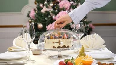 餐厅概念。 新年和圣诞大餐桌。 戴手套的侍者打开，然后用玻璃盘子关上