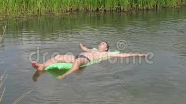 在炎热的<strong>夏日</strong>里休息，在床垫上的河中<strong>游泳</strong>。