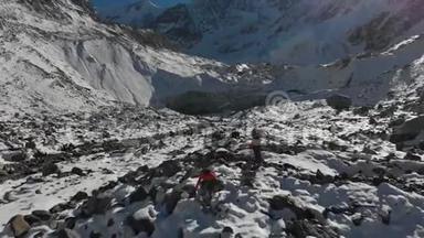 两位带着背包和照相机的女旅行者的空中<strong>景色</strong>穿过雪地和石头，来到<strong>冰川</strong>之间