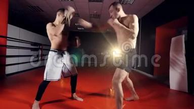 这位拳击手在MMA战斗俱乐部`训练，打拳击搭档。