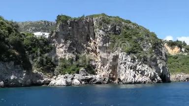 驾驶一艘船从古洛卡斯特里萨到利亚帕德斯海滩在科孚岛希腊。 经过水中的沉积物粉笔岩。