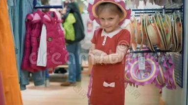 小女孩在商店里试穿帽子和包，玩得开心，笑得开心。 小孩<strong>购物</strong>