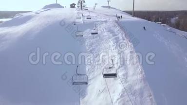 人们在滑雪场的空中视野中，在雪坡滑雪。 滑雪电梯，滑雪和滑雪板