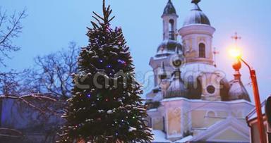 帕尔努，爱沙尼亚。 圣诞树在<strong>节日</strong>新年<strong>节日</strong>照明和圣凯瑟琳正教的背景